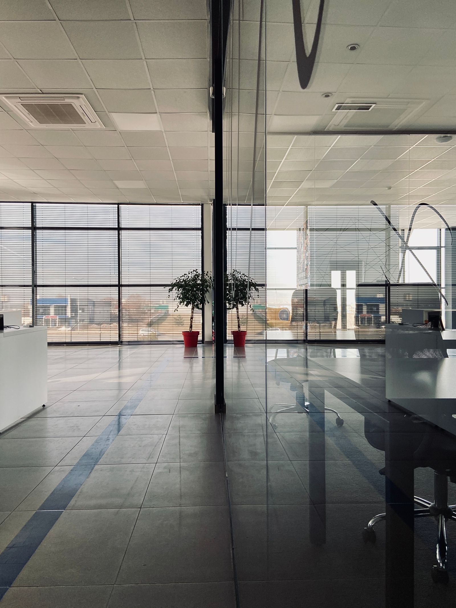 Referensi partisi kaca modern pada ruangan kantor