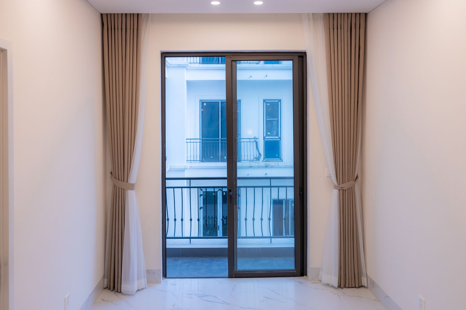 Referensi pintu dan jendela sliding aluminium dengan panel kaca