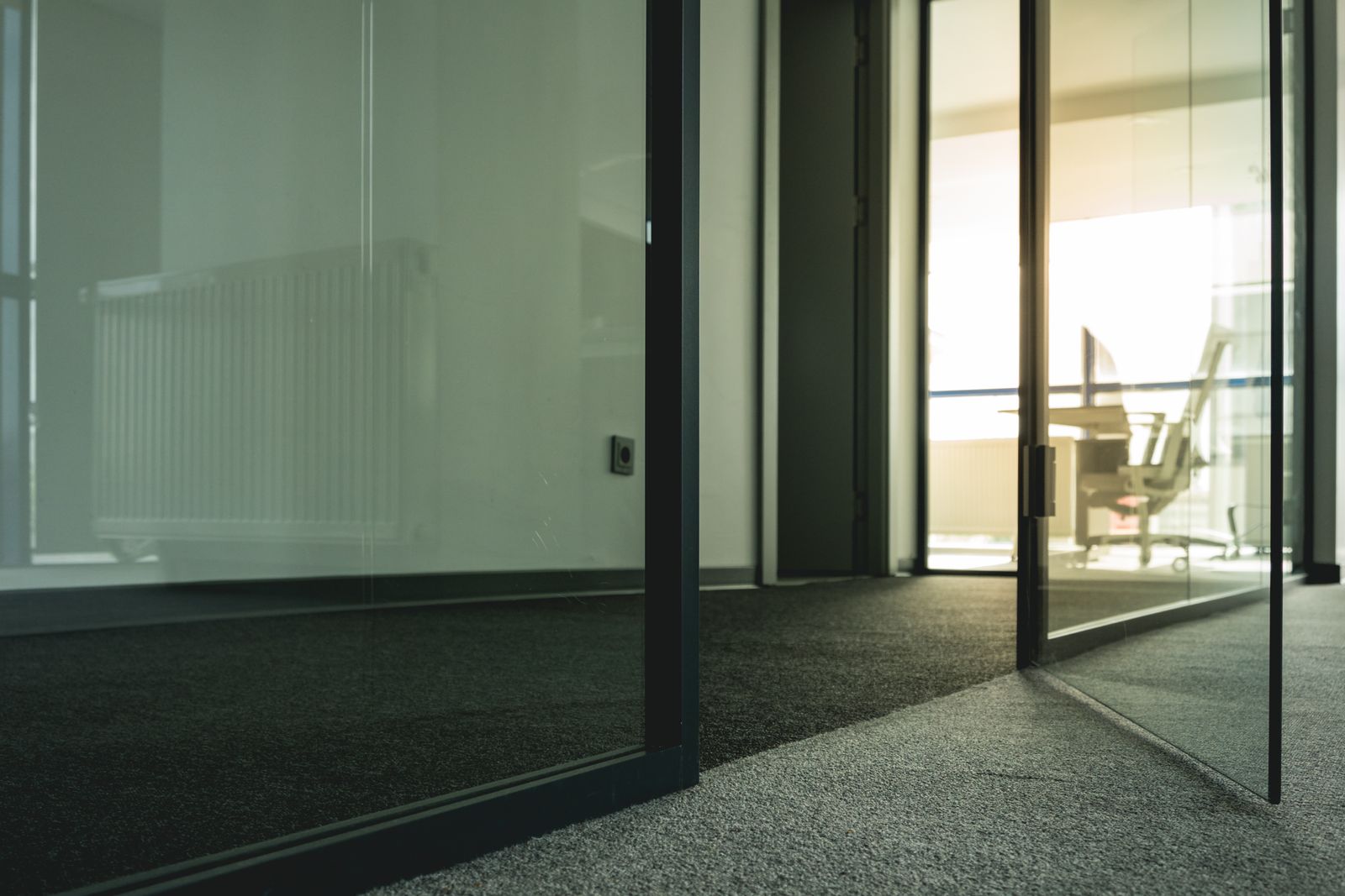 Referensi pintu swing dengan panel kaca dan kusen aluminium