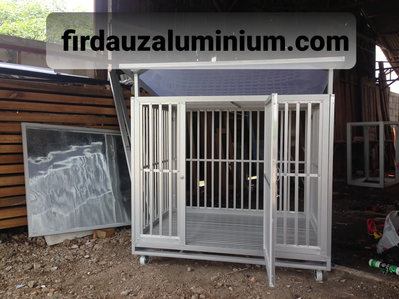 Rangka custom berwarna silver dengan pintu berengsel dan jeruji vertikal