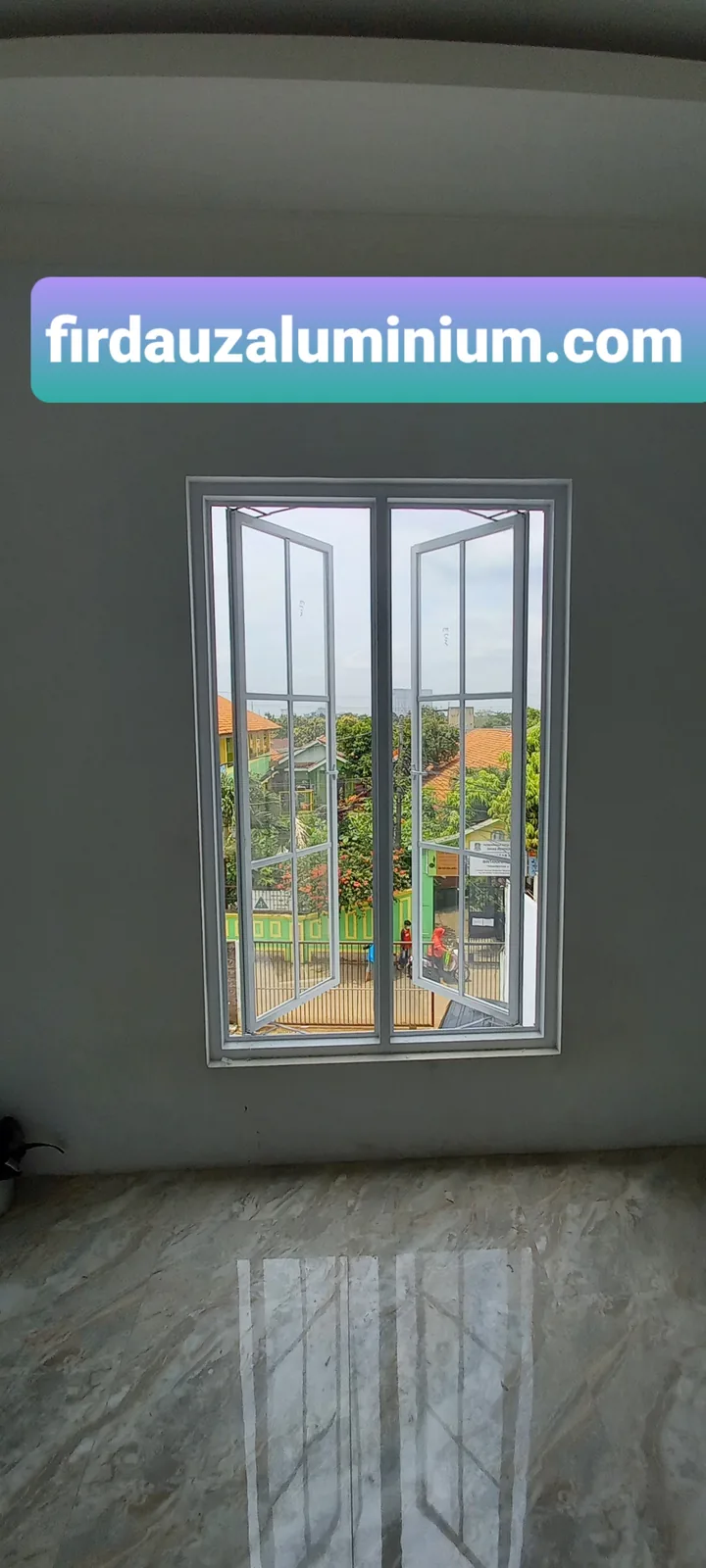 Jendela aluminium putih dengan dua daun bukaan engsel