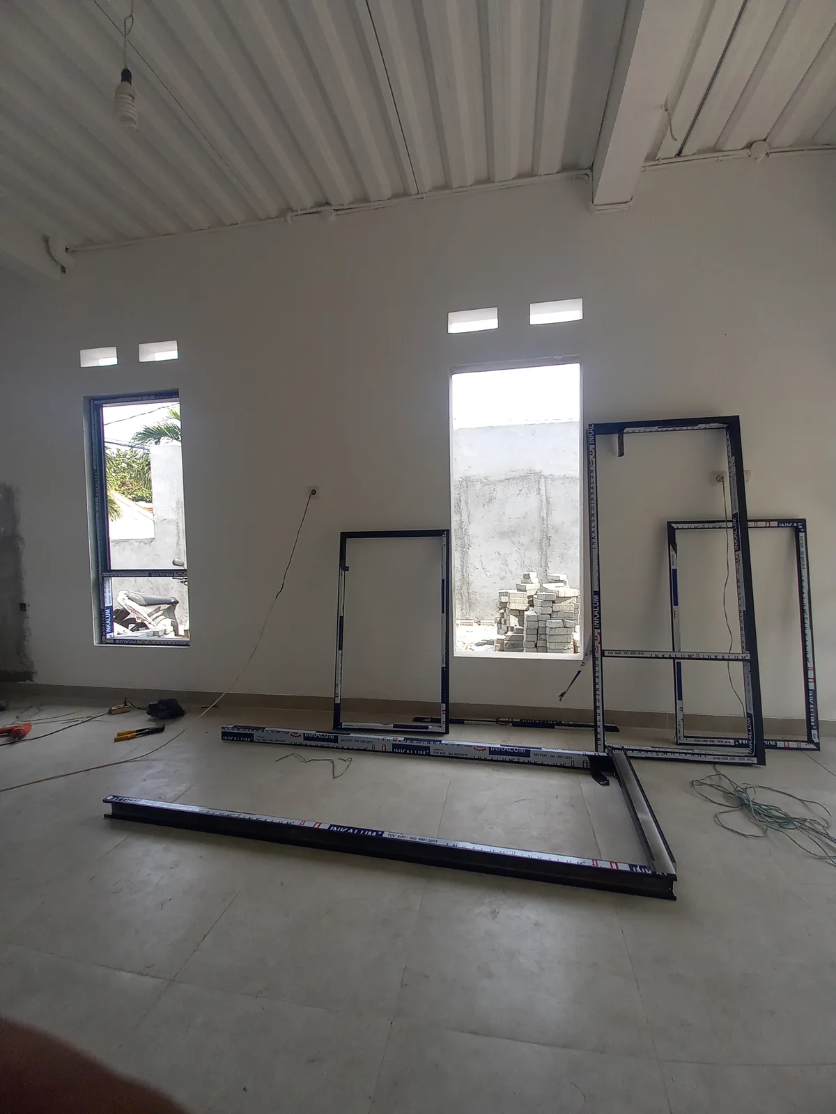 Rangka kusen aluminium pada interior bangunan