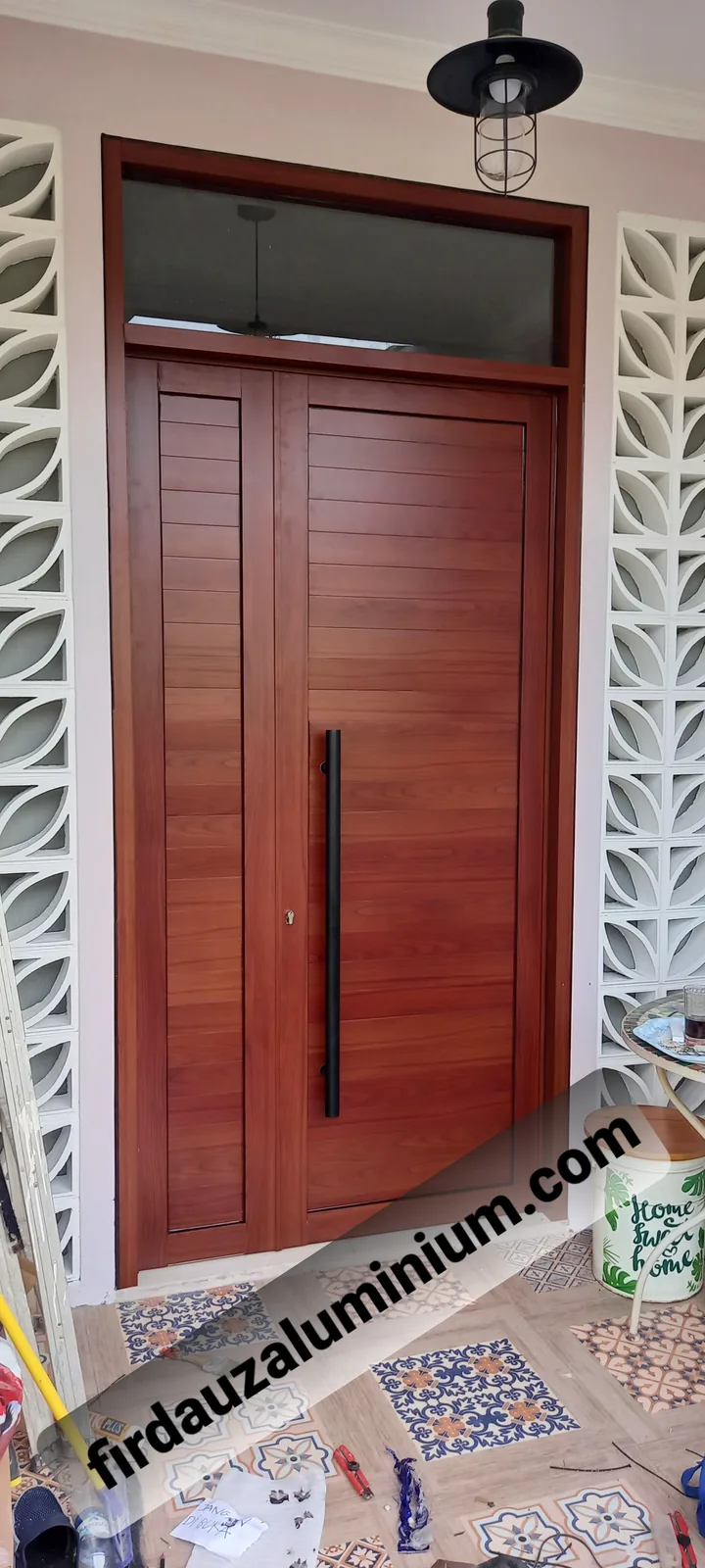 Pintu panel dengan kaca horizontal di bagian atas