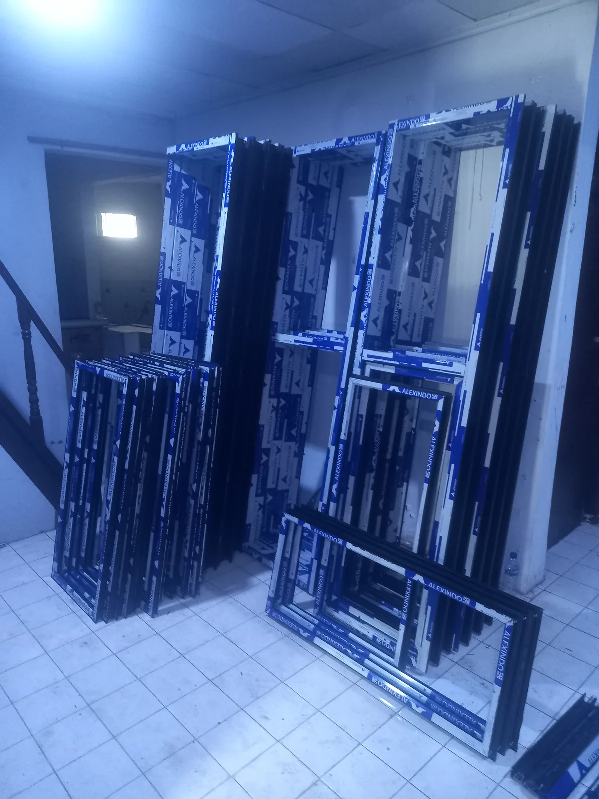 Kumpulan rangka dan profil aluminium pada area kerja
