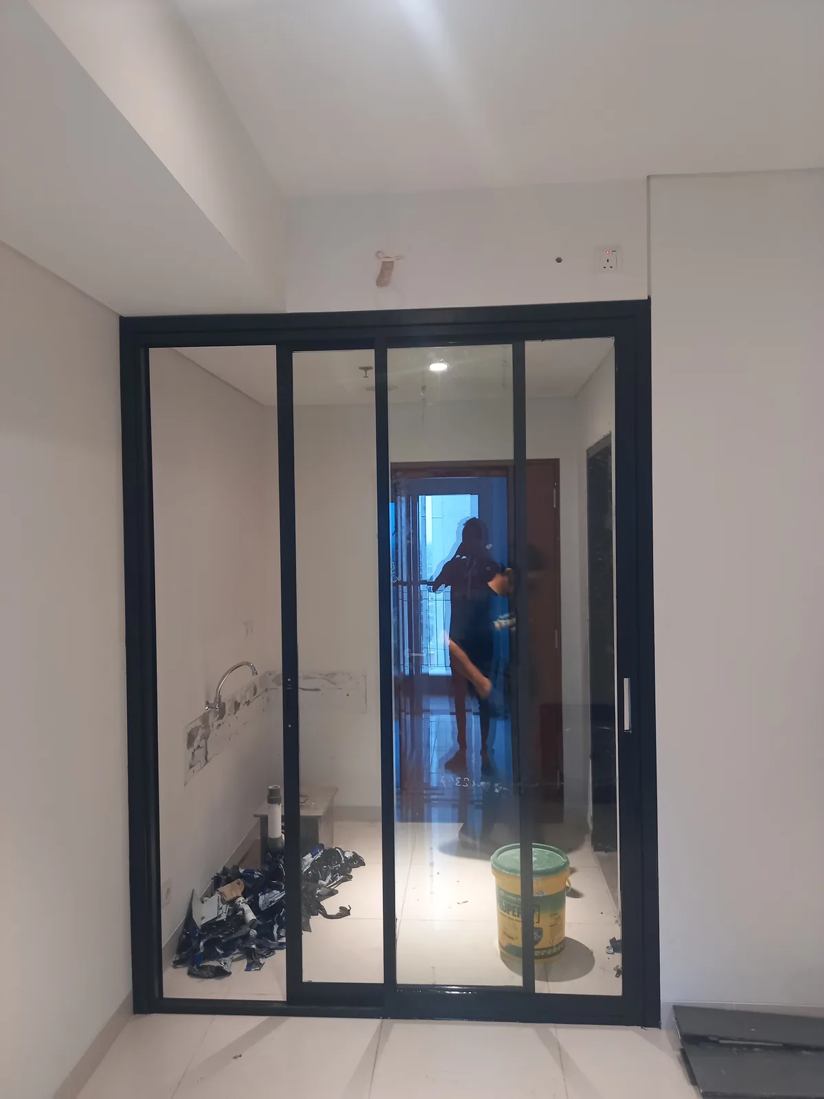 Panel kaca dengan bingkai aluminium warna hitam